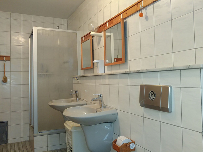 Bathroom 5, B&B am See - Privatzimmer, Köln