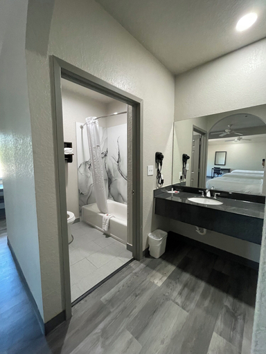 Bathroom 5, Days Inn by Wyndham Dickinson TX, Galveston