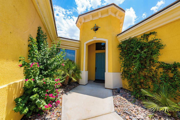 Exterior & Views 2, Luxurious 5BR Resort Style Home w/ Pool & Spa, Riverside