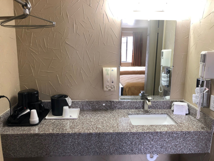 Bathroom 5, Americas Best Value Inn The Legends Inn, Kimble