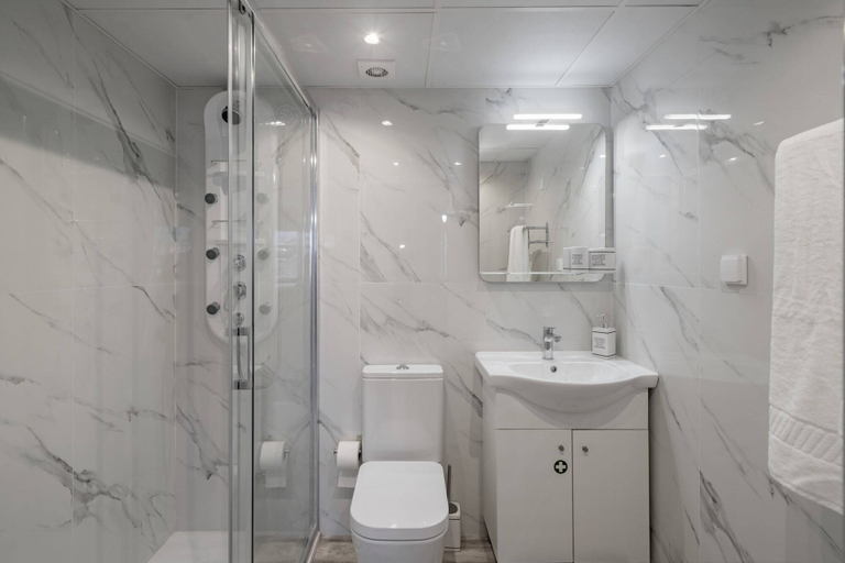 Bathroom, Light and sea View in Funchal Centre, Alegria III, Funchal