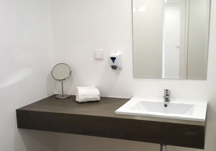 Bathroom 5, Florasol Residence Hotel, Funchal