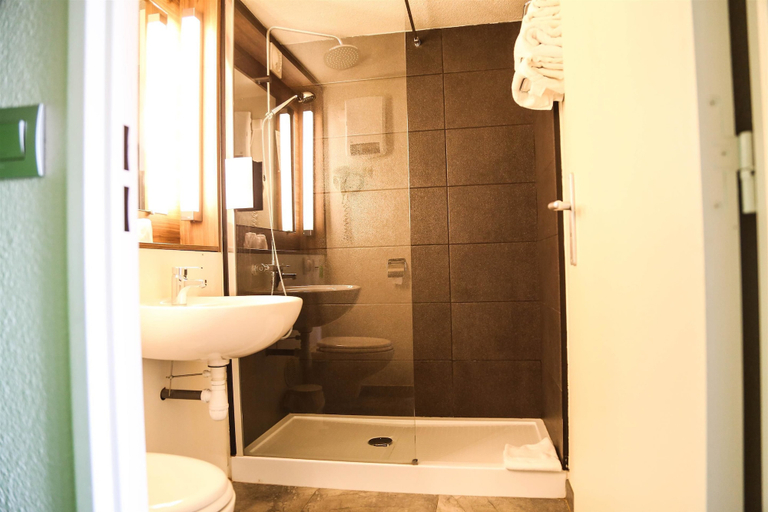 Bathroom 5, Campanile Narbonne, Aude