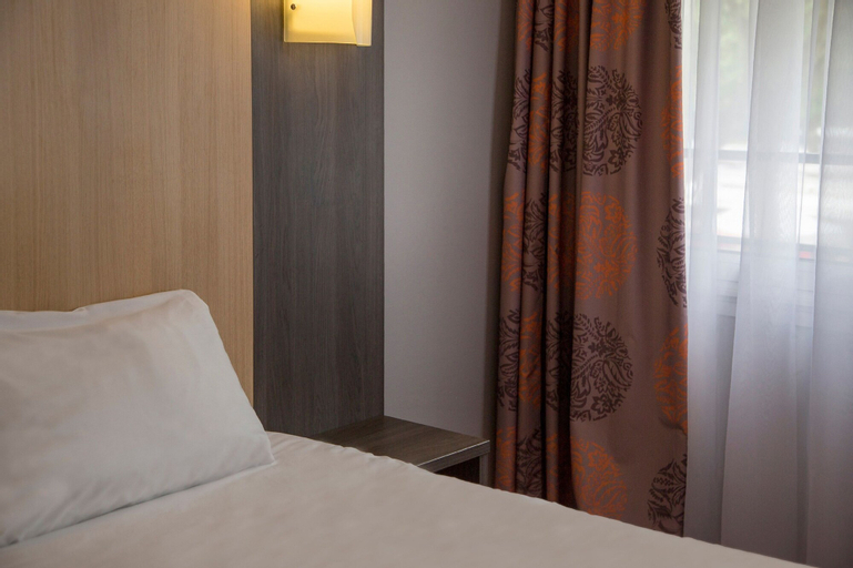 Bedroom 3, Brit Hotel Chinon le Lion d'Or, Indre-et-Loire
