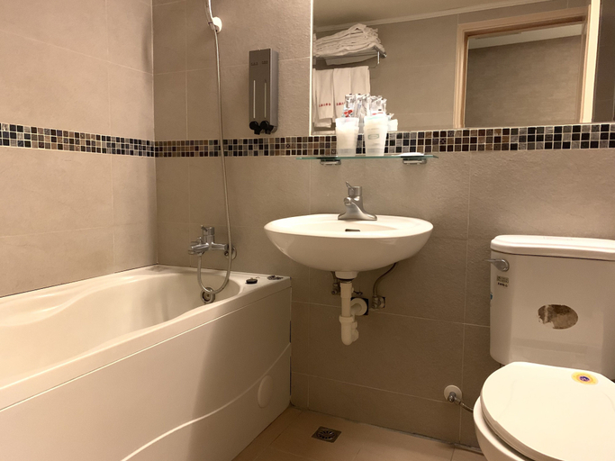 Bathroom 5, Jinhwa Hotel, Keelung