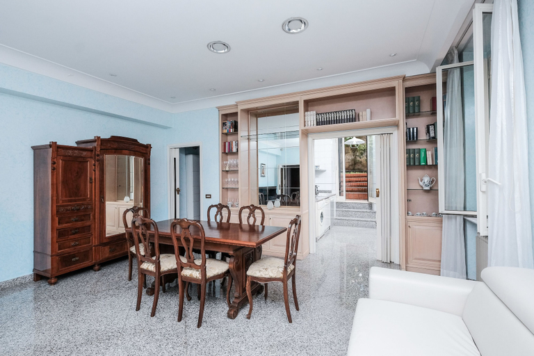 In-room dining 5, Lush Garden Steps Away from Great Park, Roma