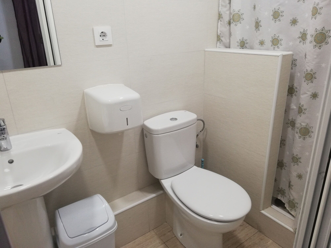 Bathroom 5, Hostal River, Barcelona
