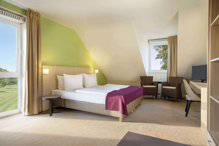 Bedroom 4, Ramada by Wyndham Muenchen Airport, Erding