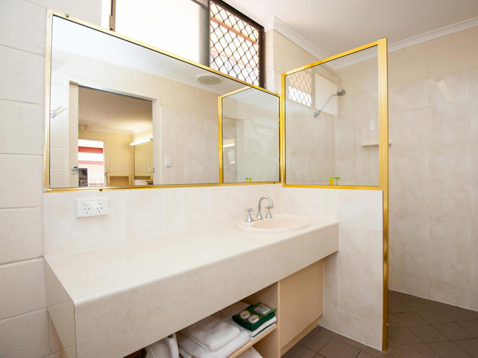 Bathroom 4, Best Western Bundaberg City Motor Inn, Bundaberg