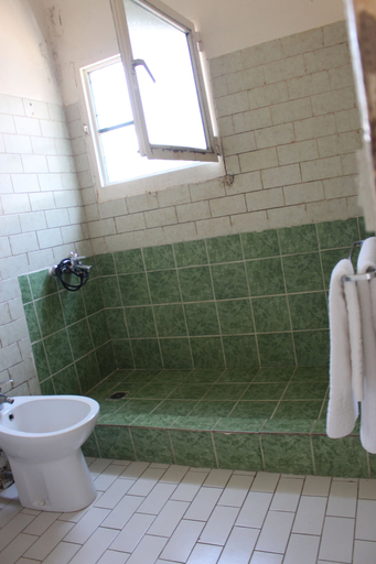 Bathroom 3, Hotel Beausejour Mirabel, Wouri