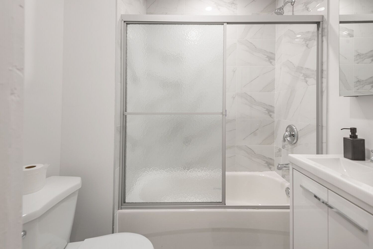 Bathroom 3, 5221 St Urbain, Montréal