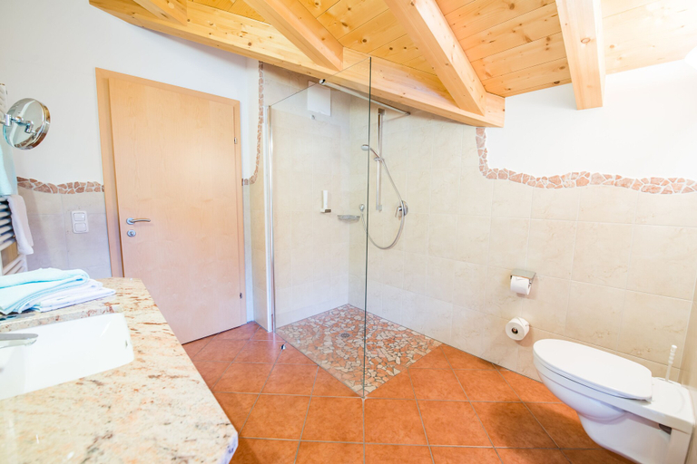 Bathroom 5, Hotel Grundlhof, Zell am See