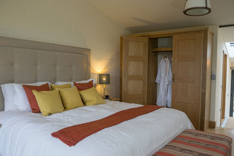 Bedroom 2, Woodchester Valley Vineyard Barns, Gloucestershire