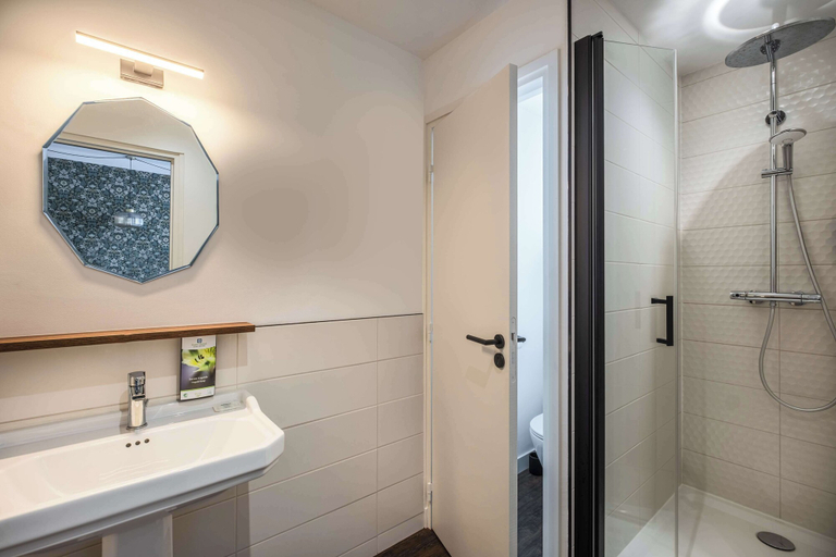 Bathroom 4, Sure Hotel by Best Western Lorient Centre, Morbihan
