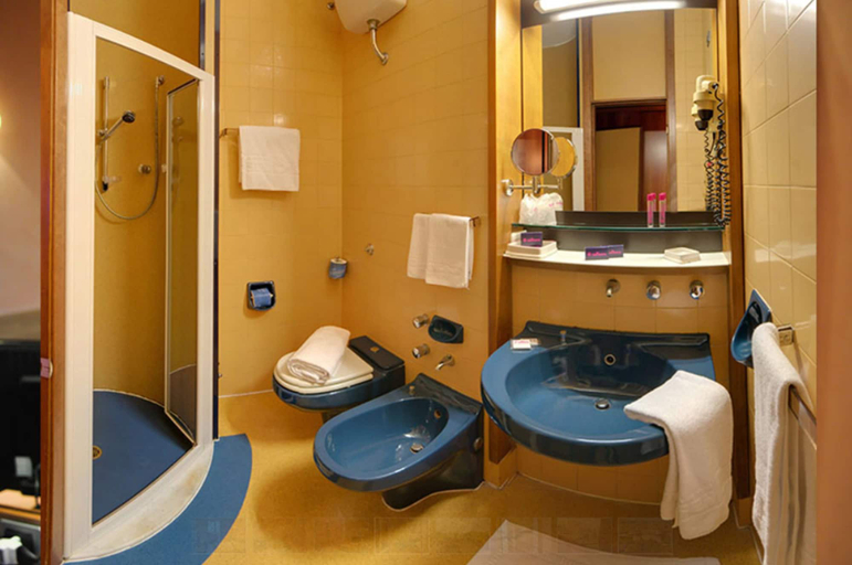 Bathroom 4, Senbhotel, Ancona