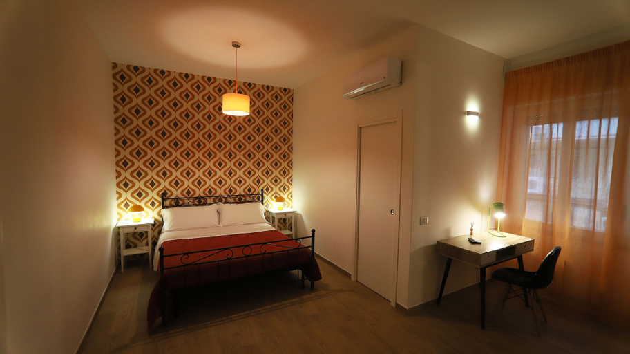 Bedroom 2, 1970 Rooms, Napoli