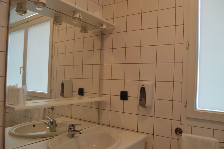 Bathroom 5, Sofratel, Yonne