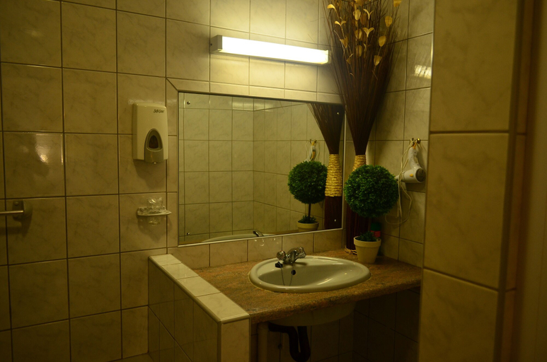 Bathroom 3, Boschdal Guesthouse, Bojanala