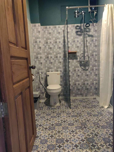 Bathroom 5, BaobaBed Hostel Nyaung Shwe, Taunggye