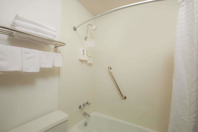Bathroom 4, Super 8 by Wyndham Williams, Hamilton