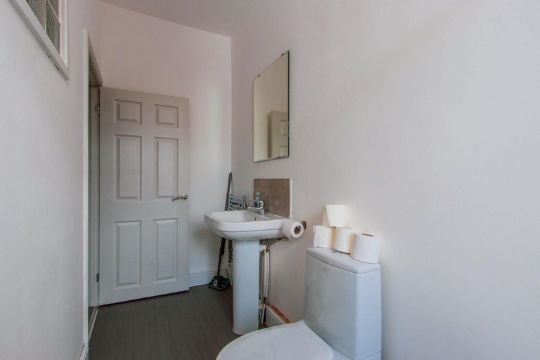 Bathroom 3, 70 Elm Street, Cardiff
