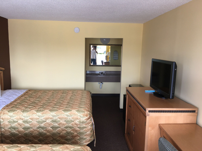Bedroom 4, Budget Inn Tarboro, Edgecombe