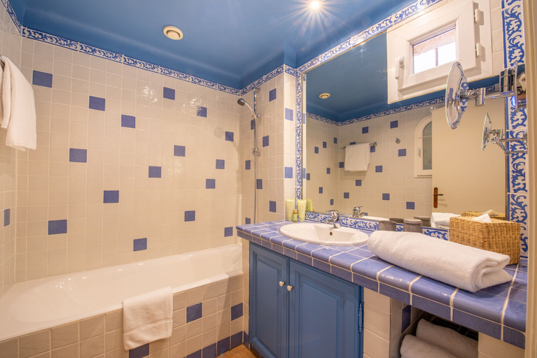 Bathroom 5, Hotel Lou Cagnard, Var