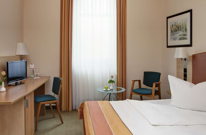 Bedroom 4, IntercityHotel Berlin Ostbahnhof, Berlin