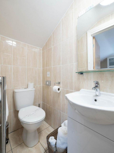Bathroom 4, The Dakota, Warwickshire