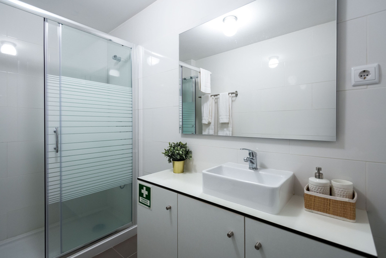 Bathroom 4, Trind6 · Samasal Trindade Apartments #6 Balcony, Porto