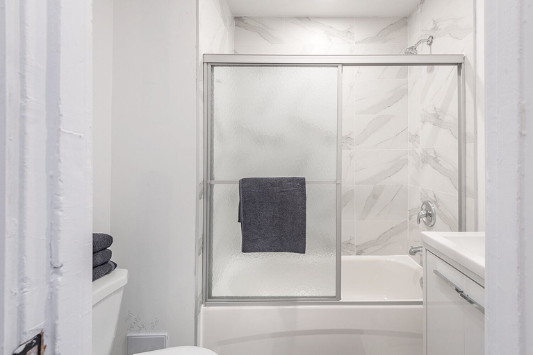 Bathroom 3, 5223 St-Urbain, Montréal