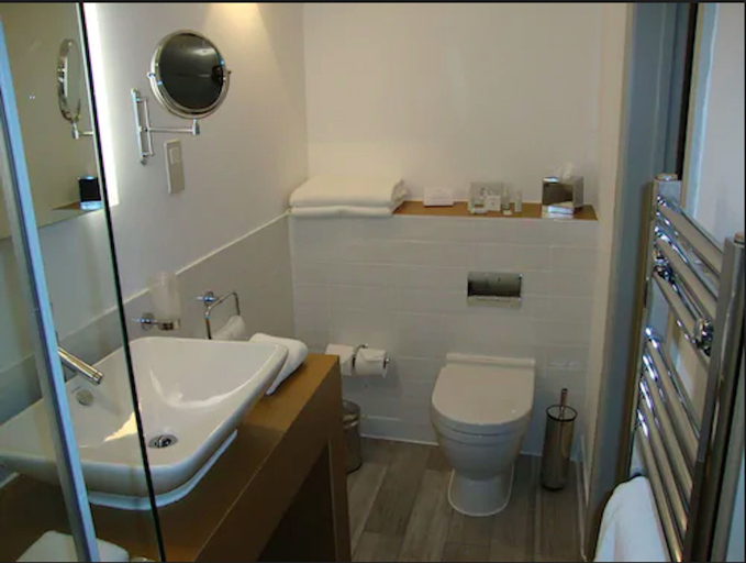Bathroom 4, Coulsdon Manor Hotel and Golf Club, London