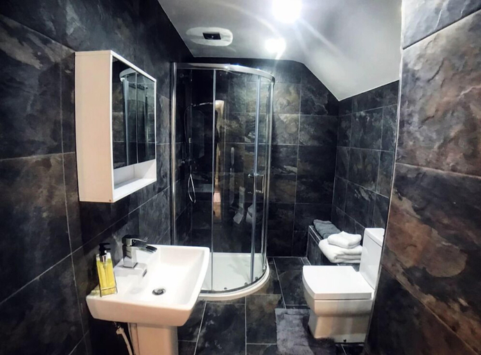 Bathroom, The Courtyard, Worcestershire