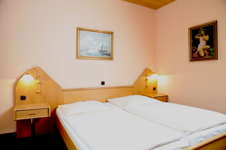 Bedroom 3, Hotel Lonac, Duisburg