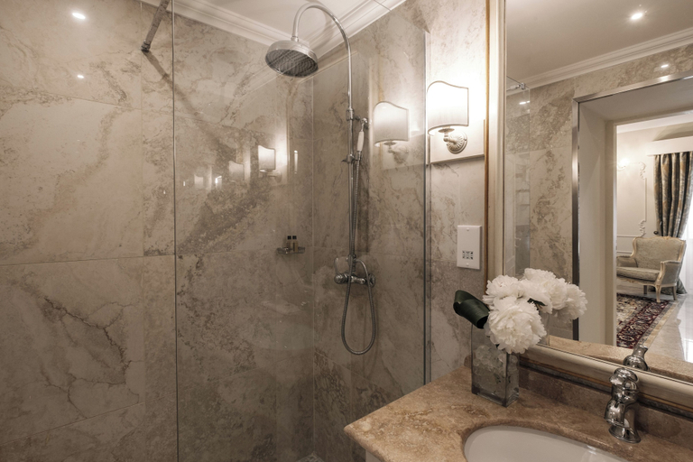 Bathroom 4, Domus Zamittello