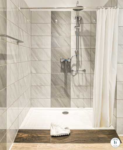 Bathroom 5, L'Initial, Haute-Garonne