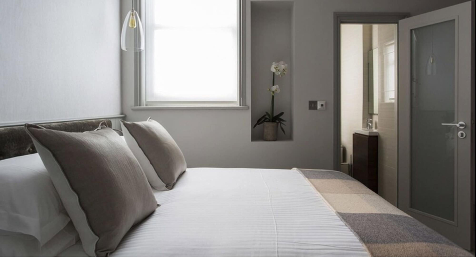 Bedroom 2, The Bull and The Hide, London