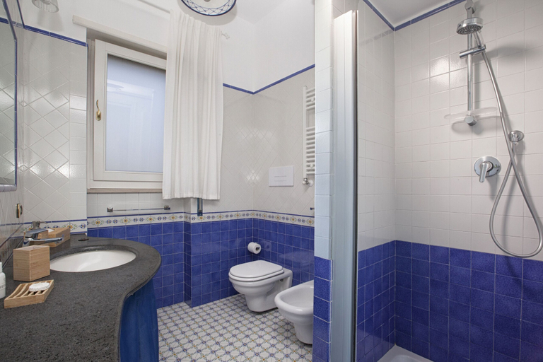 Bathroom 3, Alpa Suite, Napoli