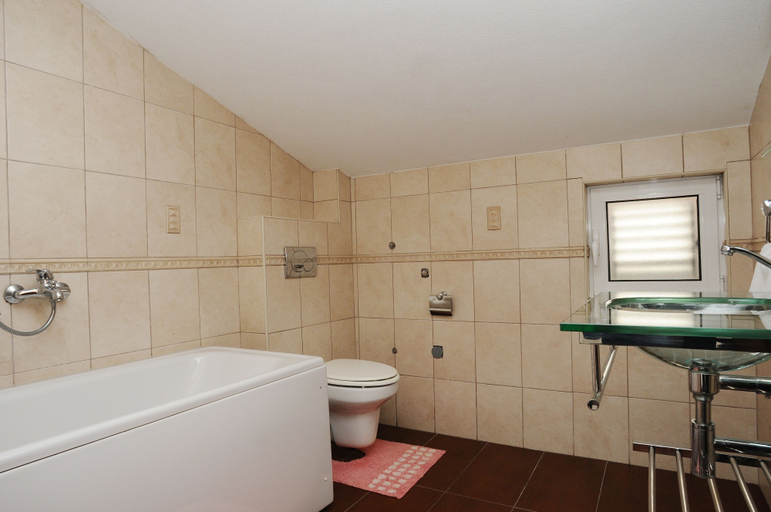 Bathroom 4, D&R Boreta Apartments