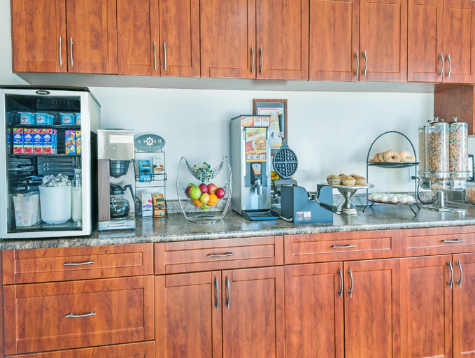 Food & Drinks 5, Super 8 by Wyndham 100 Mile House, Cariboo