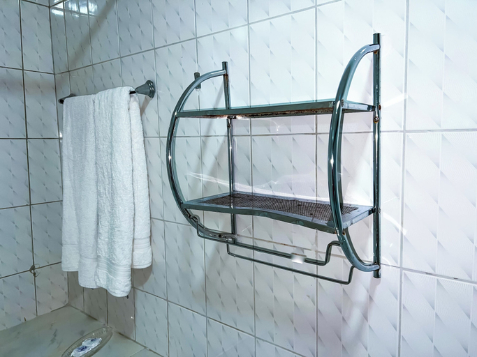 Bathroom 5, Golden Touch Executive Hotel, Tema