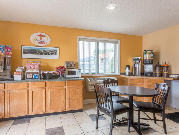 Food & Drinks 5, Super 8 by Wyndham Dumfries/Quantico, Prince William