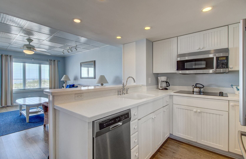 Others 5, 103 B Port O Call by Avantstay Direct Beach Access Screened In Porch!, Charleston