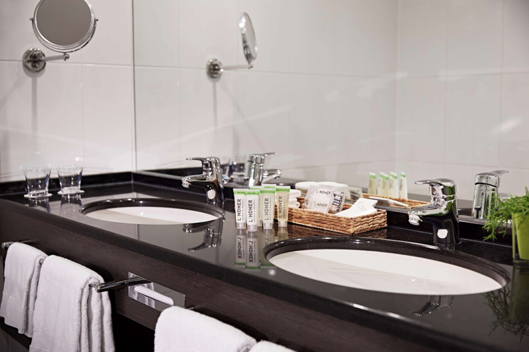 Bathroom 5, Lindner Hotel Antwerp, part of JdV by Hyatt, Antwerpen