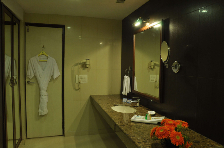 Bathroom 4, Le Lac Sarovar Portico Ranchi, Ranchi