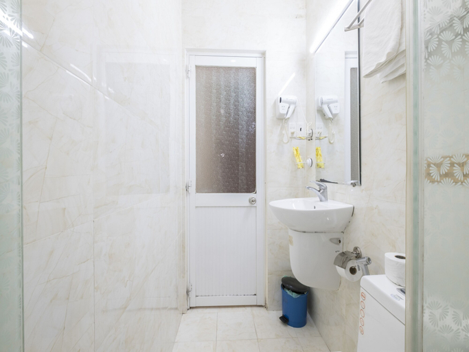 Bathroom 5, Blue River Hotel, District 1