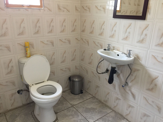 Bathroom, Island Avenue Guest House, Tutume