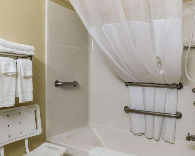 Bathroom 5, Quality Suites Near West Acres, Cass