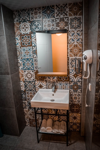 Bathroom 3, The Rest Port Nd Downtown, Merkez
