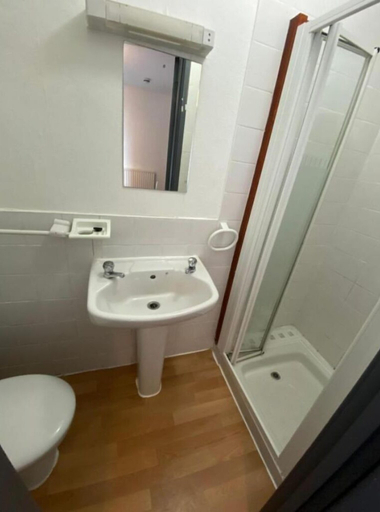 Bathroom 5, Bank St Hotel, Blackpool